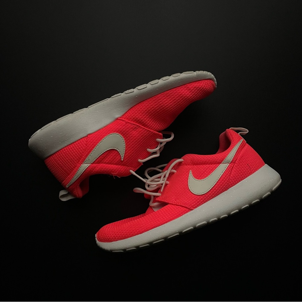 Nike Roshe Run Hot Pink